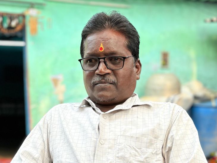 विश्वकर्मा प्रोजेक्ट में होलपैक खाई में गिरा, चालक की मौत:धनबाद में मुआवजे और नौकरी की मांग पर कर्मियों का प्रदर्शन, प्रबंधन पर सवाल
