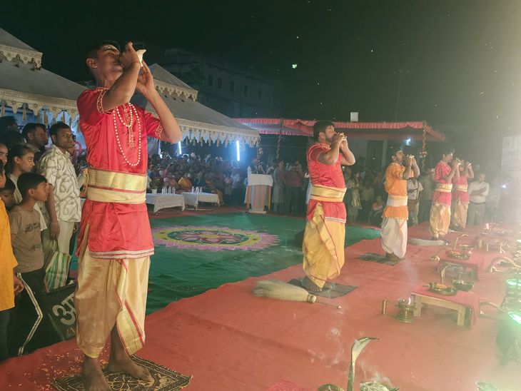 सीवान-गंगा आरती में शामिल हुए डीएम:काशी की तर्ज पर पुलवा घाट पर हुई भव्य गंगा आरती, स्वच्छता का दिया संदेश
