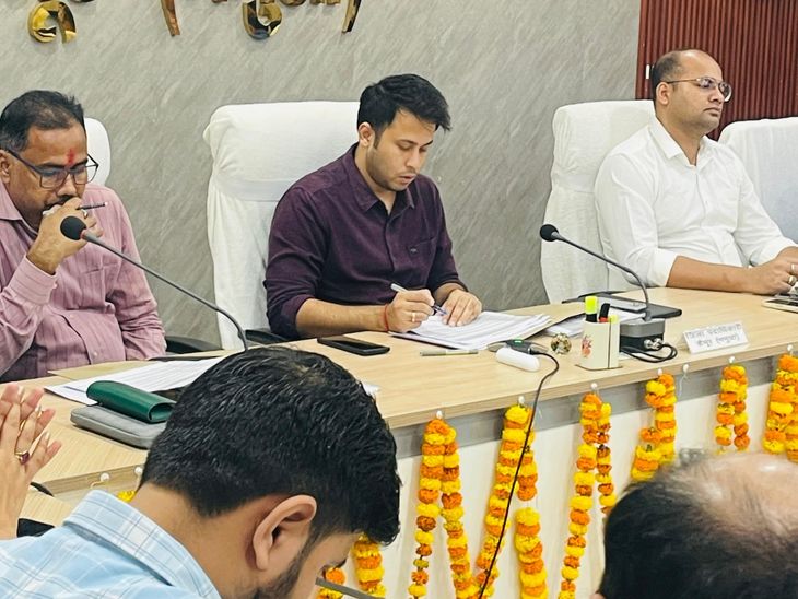 5 बंद आधार केंद्र तुरंत शुरू करने के निर्देश:कैमूर में दुर्गापूजा-छठ घाटों का होगा सत्यापन, 40 स्कूलों में शौचालय निर्माण जल्द होगा पूरा
