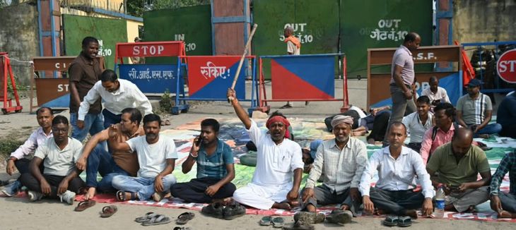 नौकरी की मांग पर विस्थापितों का आंदोलन तेज, बीएसएल के दो गेट अनिश्चितकाल के लिए बंद