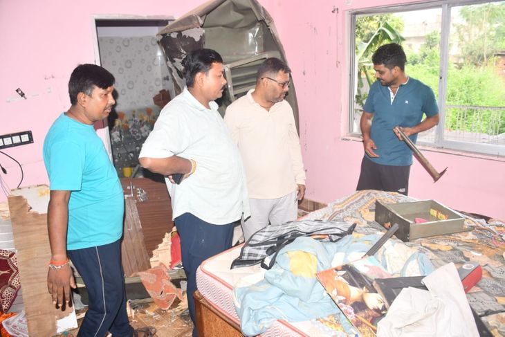 आधी रात को अचानक हुए विस्फोट से भवन का निचला हिस्सा मलबे में बदला