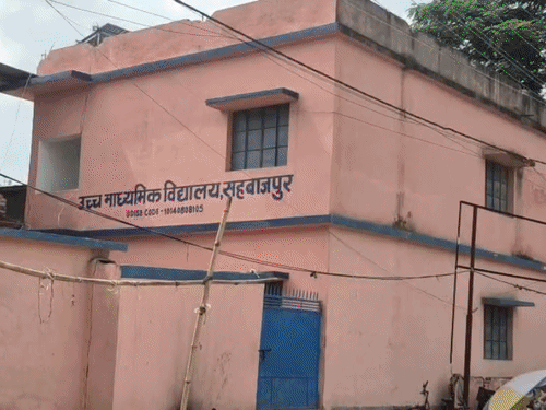 'बच्ची मेरी नहीं, रिस्क भी मेरा नहीं; पैसे ले लो':स्कूल में छात्रा को करंट लगने के बाद प्रिंसिपल का जवाब, बच्ची का हाथ काटना पड़ सकता