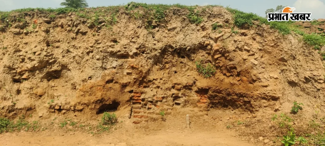 फोटो - बच्चों द्वारा संग्रहालय में पहुंचायी गयी भगवान बुद्ध की खंडित प्रतिमा फोटो - संग्रहालय में पहुंची प्रतिमा  फोटो - बालगुदर टीले मिट्टी कटाव का दृश्य  फोटो -संरक्षण के अभाव में राजकीय पुरातात्विक स्थल बालगुदर टीले पर ग्रमीणों द्वारा बिछाये गये गोबर के उपले | Prabhat Khabar Network
