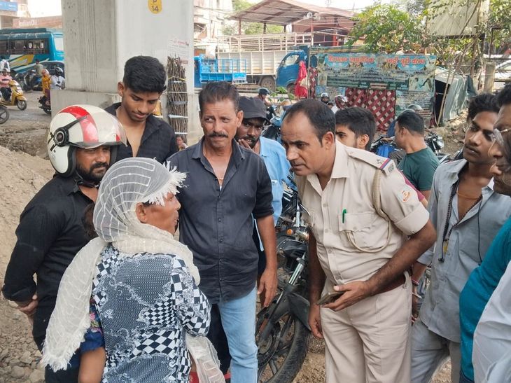 महिला ने बच्चे संग नदी में कूदने का किया प्रयास:राहगीरों ने बचाया, पारिवारिक विवाद से थी परेशान; पुलिस कर रही जांच