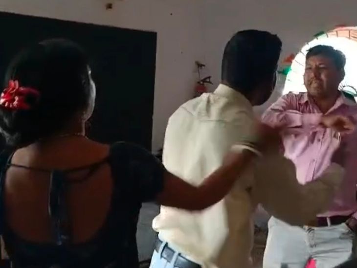 लखीसराय में छात्रा से मारपीट का वीडियो वायरल:पैरेंट्स से भिड़ंत के बाद टीचर ने हाथ जोड़कर मांगी माफी