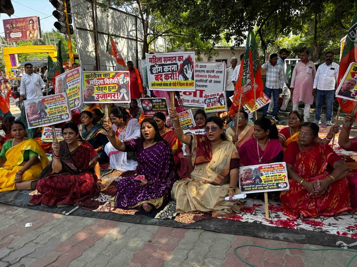 महिला अपमान पर भाजपा महिला मोर्चा का प्रोटेस्ट:मोतिहारी में राहुल गांधी और बिमौल अकोईजाम के खिलाफ दिया धरना