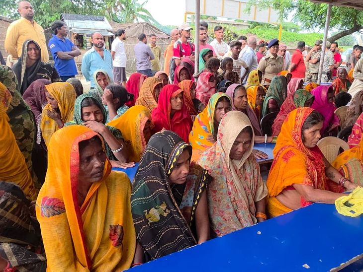 बाढ़ पीड़ितों के बीच पहुंचीं जिला न्यायाधीश, बांटी राहत सामग्री:200 से ज्यादा परिवारों को मिली मदद, विधिक सहायता का भी दिया भरोसा