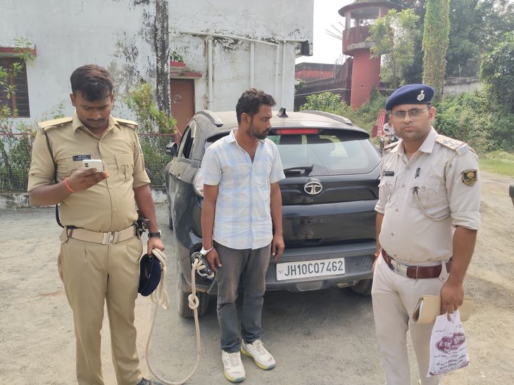 बिहार से चोरी टाटा नेक्सन जामताड़ा में मिली, एक गिरफ्तार:जीपीएस ट्रैकिंग से पहुंची पुलिस, अंतरराज्यीय चोर गिरोह का भंडाफोड़
