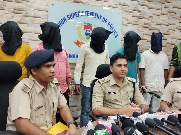कदमा में हथियार और गोलियों के साथ 5 आरोपी गिरफ्तार:रंगदारी वसूलने और लोगों को डराने-धमकाने के लिए रखते थे हथियार