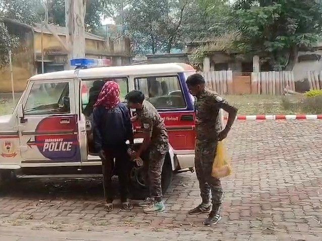 चतरा में 3.50 लाख रुपए की अफीम बरामद:एक तस्कर गिरफ्तार, जिला पुलिस और SSB की संयुक्त कार्रवाई, बाइक-मोबाइल भी जब्त