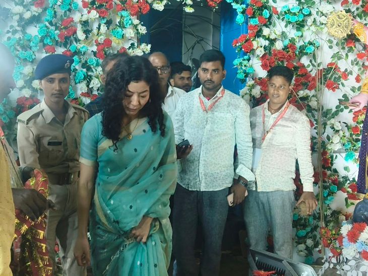 जहानाबाद में डीएम ने दुर्गा पूजा पंडालों का किया दौरा:मां दुर्गा की पूजा-अर्चना की, सुरक्षा व्यवस्था का लिया जायजा