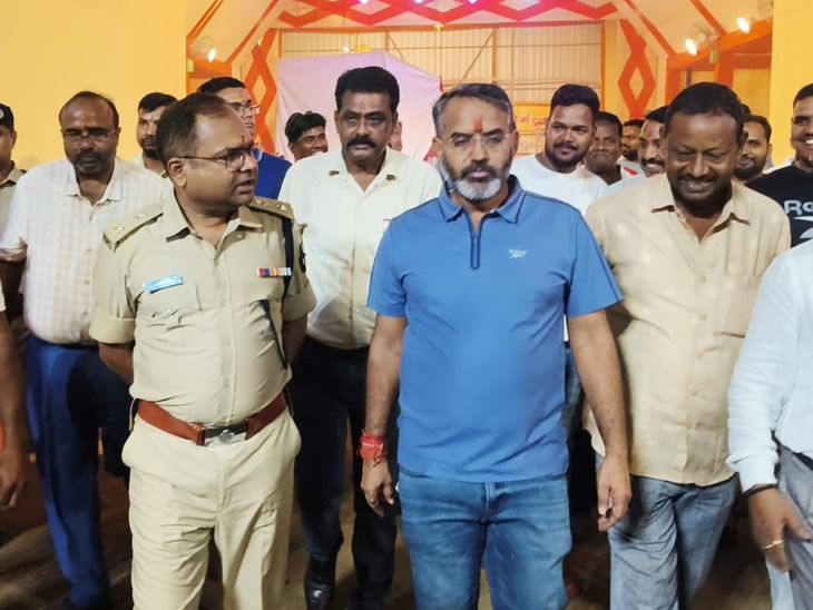 गिरिडीह में DC-SP ने दुर्गा पूजा पंडालों का निरीक्षण किया:एंट्री-एग्जिट गेट से सीसीटीवी तक की जांच, शांति और सौहार्द के साथ त्योहार मनाने की अपील