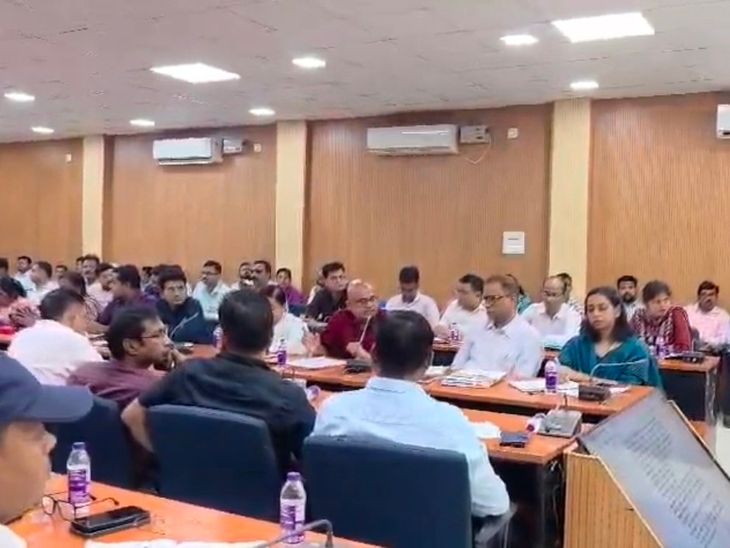 लंबित विकास कार्यों को जल्द पूरा करने का निर्देश:शेखपुरा DM ने जमीन ट्रांसफर पर अंचलाधिकारियों को जल्द कार्रवाई का दिया आदेश
