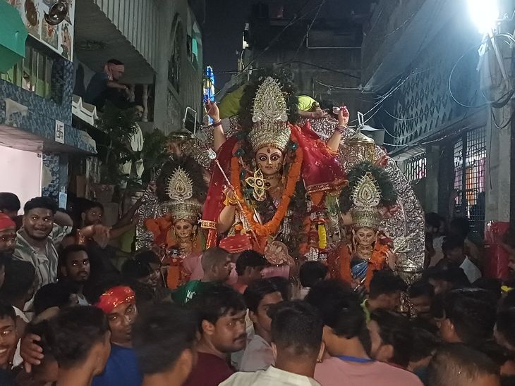 मुंगेर की बड़ी दुर्गा 32 कहारों के कंधों पर विदा:आज दोपहर होगा विसर्जन, डेढ़ लाख लोग अंतिम दर्शन में शामिल