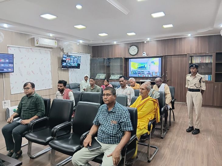 बिजली, बाढ़ नियंत्रण और भूमि से जुड़े मामलों की सुनवाई:खगड़िया में जन समाधान दिवस,डीएम ने समन्वय बैठक में की समीक्षा; भ्रष्टाचार मुक्त भारत की शपथ भी ली