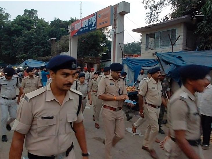 दुर्गा पूजा से पहले जमुई पुलिस का फ्लैग मार्च:चौक-चौराहों पर जवान तैनात, पंडालों में सादे लिबास में भी पुलिस