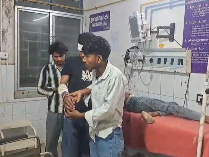 जमुई में तेज रफ्तार बाइक-ऑटो की टक्कर, दो युवक घायल:यामाहा शोरूम के पास हादसा, बाइक की सर्विसिंग कराने आए थे; एक की हालत नाजुक