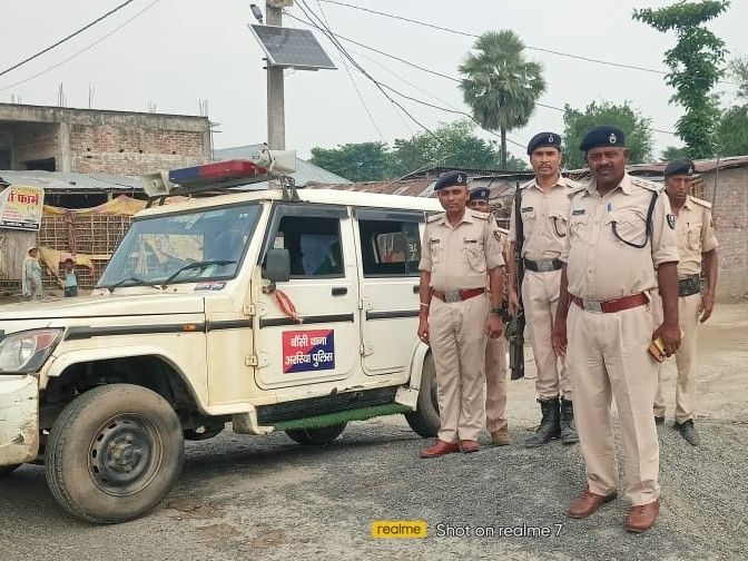 अररिया में पुलिस गश्ती की बढ़ाई गई निगरानी:दिवा-बाइक गश्ती और पुलिस दीदी टीम का निरीक्षण; संवेदनशील इलाकों पर खास नजर