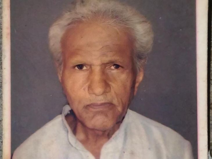 शेखपुरा-टाटी नदी में मिला बुजुर्ग का शव:तटबंध से पैर फिसलने की आशंका, सुबह घर से निकले थे; शव पोस्टमार्टम के लिए भेजा