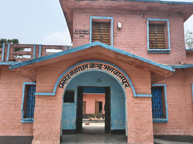 बेगूसराय के भगवानपुर में स्कूल टाइम में मोबाइल पर बैन:सरकारी स्कूलों में टीचर अब नहीं चला सकेंगे फोन; BEO का फरमान, पकड़े जाने पर होगी कार्रवाई