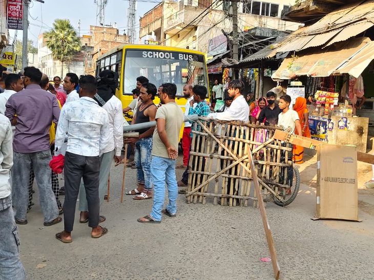 नाले के गंदे पानी से परेशान लोगों का सड़क जाम:गांधी पथ पर एक घंटे तक आना-जाना बंद, पुलिस के आश्वासन पर खुला जाम