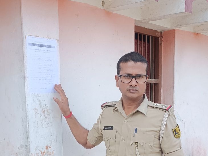 आंदर में 7 फरार आरोपियों के घर इश्तेहार चस्पा:उत्पाद टीम पर हमले, हत्या और लूट समेत 3 मामलों में हुई कार्रवाई