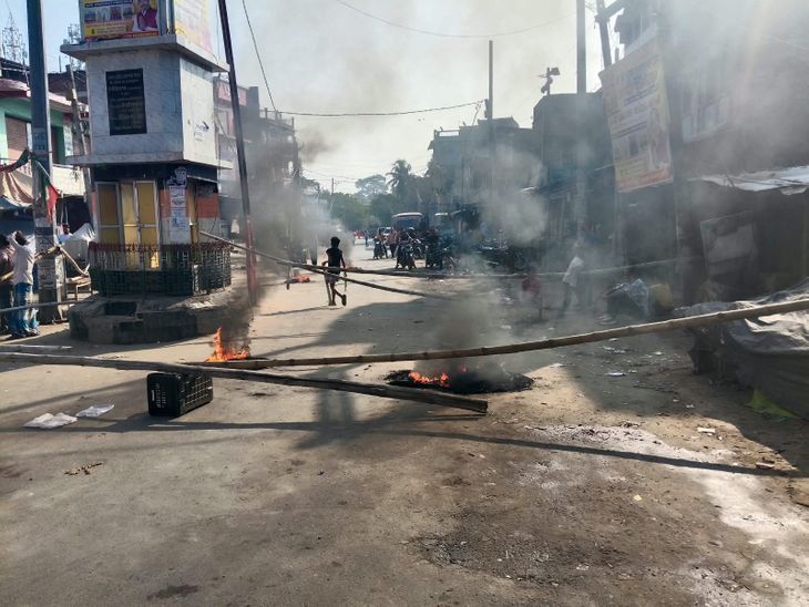 विसर्जन जुलूस में युवक की चाकू मारकर हत्या:सीतामढ़ी में नाराज ग्रामीणों ने सड़क जाम कर किया प्रदर्शन, आपसी रंजिश में हमला की आशंका