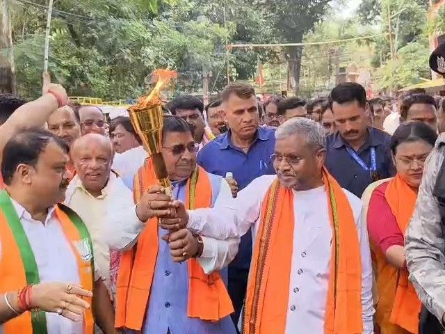 पीएम नरेंद्र मोदी के 25 साल पर 'सेवा ज्योति यात्रा':हजारों कार्यकर्ता जुटे, बाबूलाल मरांडी की अगुवाई में निकाला गया मशाल जुलूस