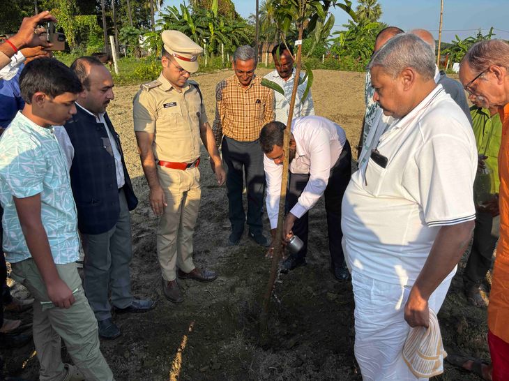 मोतिहारी में लगाए गए आम के 360 पौधे:33 भारतीय किस्मों को किया गया शामिल, डीएम सौरभ सुमन यादव ने की शुरुआत, 3 हजार लगाने का लक्ष्य