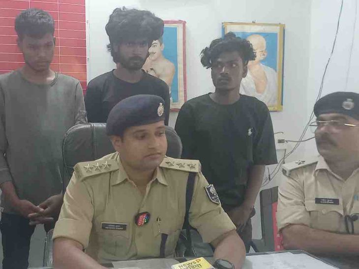 मोतिहारी में हथियार-चरस के साथ 3 बदमाश गिरफ्तार:पुलिस ने घेराबंदी कर पकड़ा, बिना नंबर प्लेट की अपाचे और स्प्लेंडर प्लस बाइक जब्त