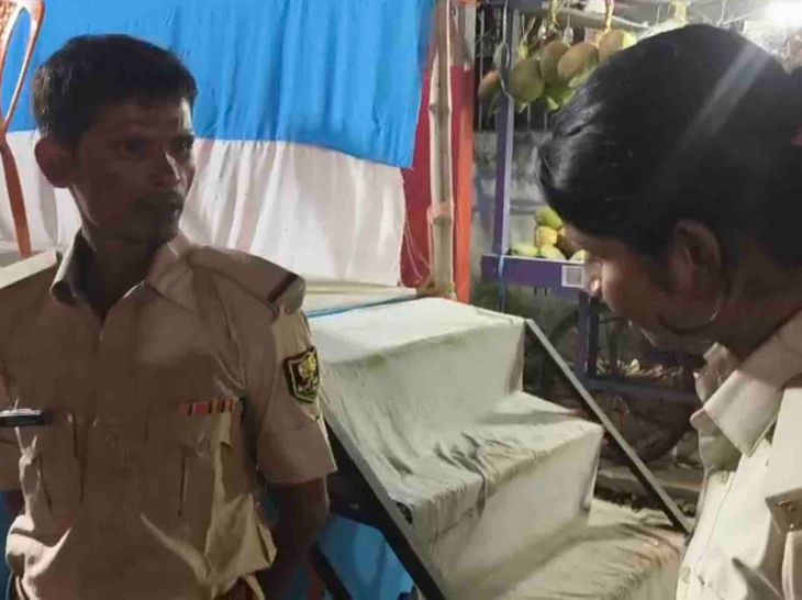 मोतिहारी में फर्जी पुलिस वाला ड्यूटी करते पकड़ाया:दुर्गा पूजा सुरक्षा के बीच कचहरी चौक पर गिरफ्तारी, महिला सिपाही को हुआ था शक