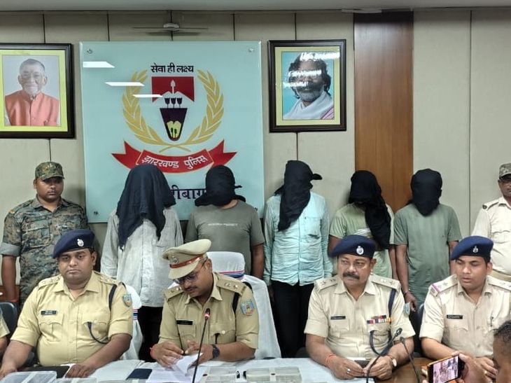 हजारीबाग में सिंघरावां ज्वेलरी लूटकांड का खुलासा:मुख्य सरगना समेत पांच गिरफ्तार; 16 लाख के आभूषण, हथियार और बाइक जब्त