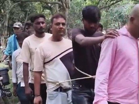 आम के बगीचे में चल रहा था जुए का अड्डा:सीतामढ़ी में 18 बाइक, ₹65,000 कैश, 4 सेट ताश और 11 बोतल शराब बरामद