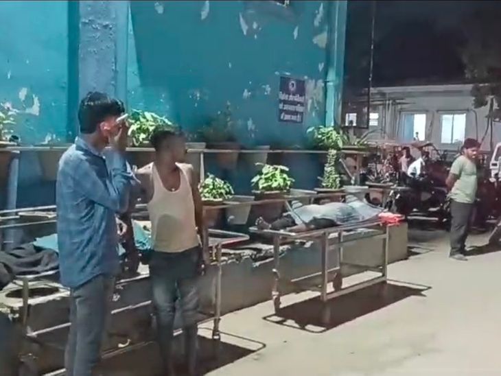 खगड़िया में सड़क पर भैंस आने से पलटा टेंपो:2 की मौत, 3 घायल; बखरी से खगड़िया आ रहे थे, कंस्ट्रक्शन कंपनी में करते थे काम