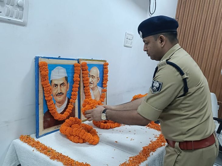 कटिहार में मनाई गई महात्मा गांधी-लाल बहादुर शास्त्री की जयंती:DM-SP सहित कई अधिकारियों ने किया माल्यार्पण, आदर्शों को किया याद