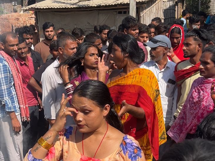 सीतामढ़ी में युवक पर अभद्रता का आरोप:किन्नरों ने टायर-बांस जलाकर किया प्रदर्शन, महिला दरोगा ने कराया समझौता