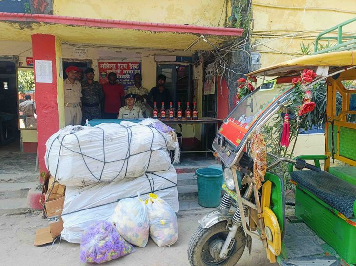 ई-रिक्शा और बाइक से शराब तस्करी करते 3 गिरफ्तार:पुलिस ने गुप्त सूचना पर कार्रवाई कर 4.50 लीटर अंग्रेजी शराब पकड़ी