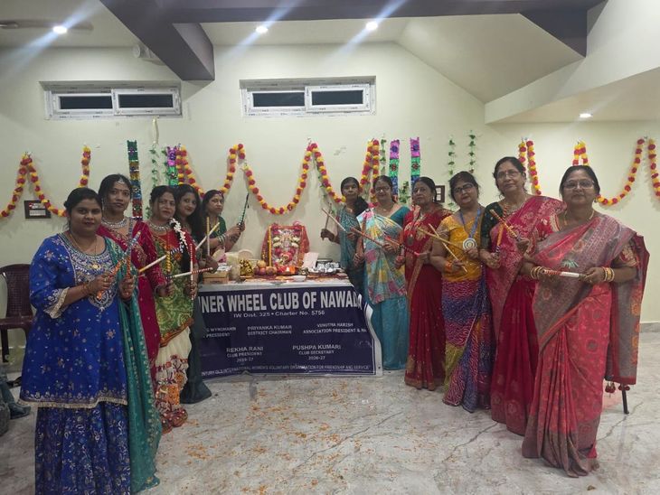 महिलाओं ने डांडिया और गरबा उत्सव मनाया:नवादा में नवरात्र पर धूमधाम से हुआ आयोजन, एकता और सकारात्मकता के दिए संदेश