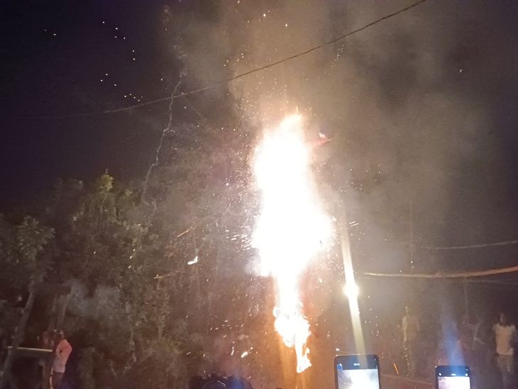 मधुबनी में विजयादशमी पर रावण दहन:बुराई पर अच्छाई की जीत का मैसेज दिया, 1000 लोग देखने पहुंचे