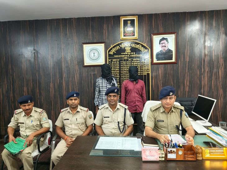 गोड्डा में सोलर प्लांट से बैट्री चोरी का खुलासा:दो आरोपी गिरफ्तार, चोरी की बैट्री और मोटर पंप बरामद, 5 बैट्री और बाइक बरामद