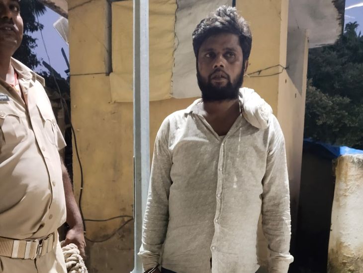 मधेपुरा-दुकान का ताला तोड़ते रंगेहाथ पकड़ाया चोर:बोरे में भर रहा था सामान, सहरसा में दर्ज हैं 12 केस