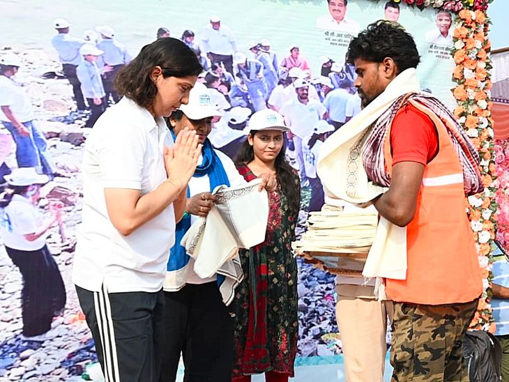 बक्सर में ‘स्वच्छता ही सेवा’ कार्यक्रम:गंगा तट पर सफाई के साथ गंगा योग, मानव रंगोली और स्वच्छता दौड़