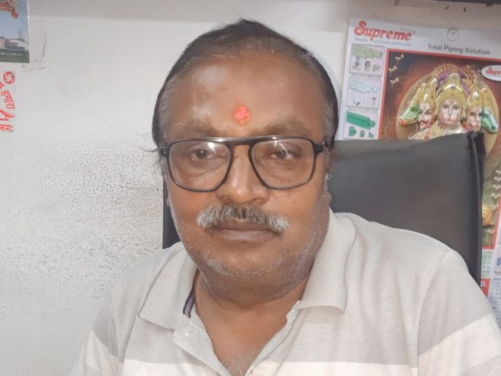 एसपी कार्यालय का कर्मी बताकर शख्स से ठगी:दो लाख के सोने की चेन और अंगूठी लेकर हुआ फरार, सीसीटीवी में दिखे भागते हुए