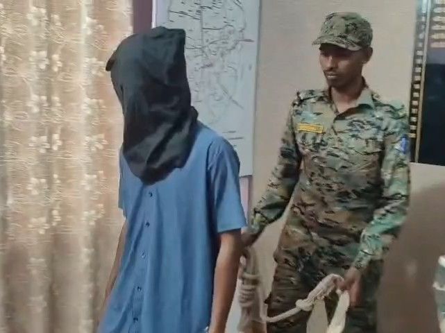 नाबालिग से दोस्ती कर किया रेप, ब्लैकमेल भी किया:गुमला में आरोपी गिरफ्तार, अश्लील फोटो-वीडियो वायरल करने की धमकी देता था