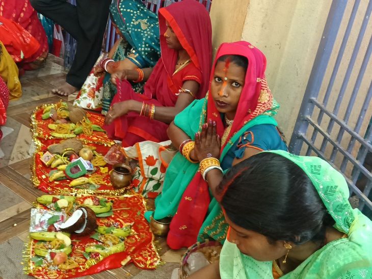दुर्गा मंदिर में अष्टमी पर उमड़ी भक्तों की भीड़:महिलाओं ने पारंपरिक रीति-रिवाज से की खोइंछा भरने की रस्म, सुरक्षा के पुख्ता इंतजाम