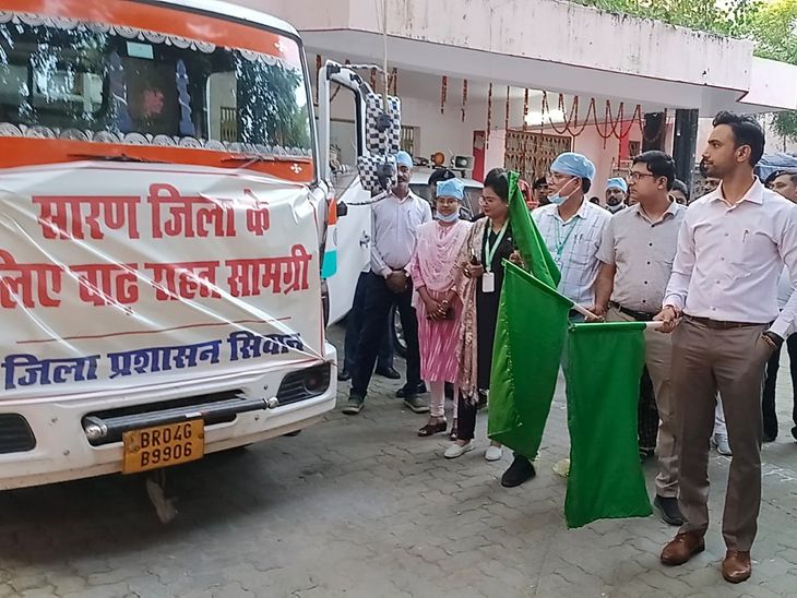 बाढ़ के बीच सीवान से 9 हजार-ड्राई राशन पैकेट रवाना:15 हजार तैयार करने का लक्ष्य, डीएम ने ट्रक को हरी झंडी दिखाई