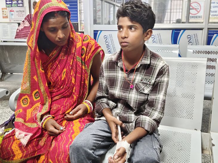 सहरसा में बच्चे को करैत सांप ने डंसा:चाचा सांप को डिब्बे में बंद कर अस्पताल ले गए, डॉक्टर ने सोने न देने की सलाह दी