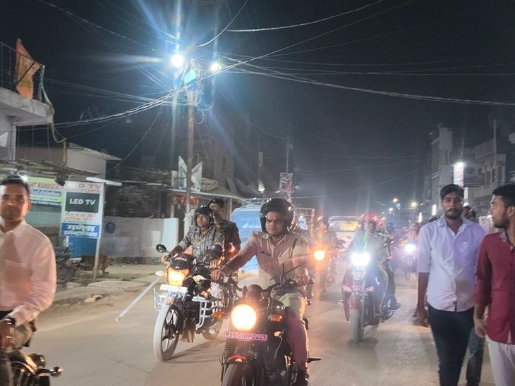 शिवहर में सुरक्षा जांचने सड़क पर उतरे SP:महानवमी की रात बाइक रैली से लिया जायजा, SDPO और SDM समेत कई अधिकारी रहे साथ