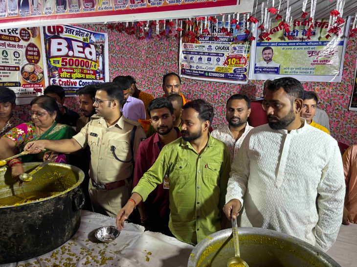 रोटी बैंक के भंडारे में हजारों श्रद्धालुओं ने खाया प्रसाद:मोतिहारी डीएम-एसपी ने खुद परोसा भोजन, महानवमी पर माई स्थान मंदिर में उमड़ी भीड़