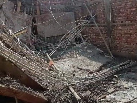ढलाई के कुछ घंटे बाद ही ढही स्कूल की छत:अररिया में 11.74 लाख की लागत से बन रही थी, ग्रामीण बोले-'घटिया सामग्री का इस्तेमाल'